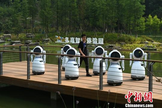 资料图：重庆两江新区礼嘉智慧体验园内的机器人引导员。中新社记者 陈超 摄