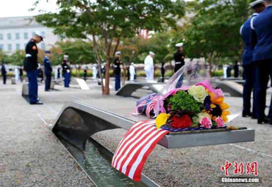 当地时间9月11日,美国遭遇“9·11”恐怖袭击18周年,美国民众来到位于五角大楼西南侧的“9·11”纪念园哀悼遇难者。 <a target='_blank' href=