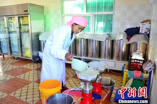 图为9月4日，李毛加在青海省海南藏族自治州兴海县的科秀塘桑当奶牛养殖专业合作社工作。中新社记者 鲁丹阳 摄