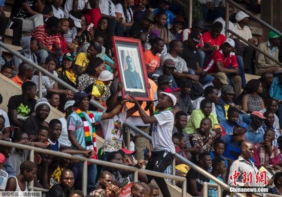 资料图片：津巴布韦为前总统穆加贝举行国葬，数万民众送行。