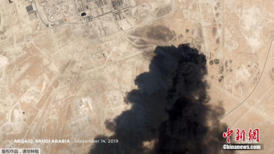 当地时间2019年9月14日，卫星云图显示沙特阿美石油公司遭无人机袭击的两处石油设施，浓烟滚滚。沙特阿拉伯内政部14日发表声明说，当天凌晨，有数架无人机袭击了沙特国家石油公司(阿美石油公司)的两处石油设施并引发火灾。