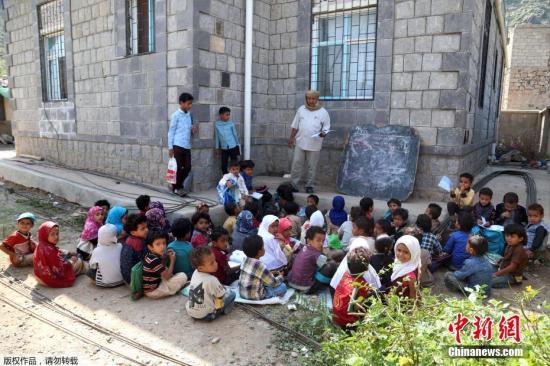 近日，也门塔伊兹，孩子们参加学校在露天场所开设的课程。由于2015年也门爆发战争，资金中断，导致学校校舍一直没有完工。