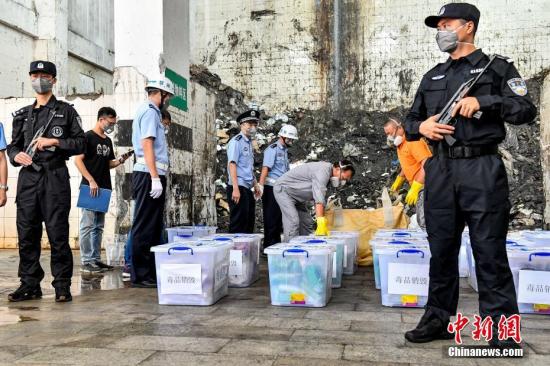 资料图：广州海关缉私警察将查获的毒品押运到销毁场地。中新社记者 陈骥旻 摄