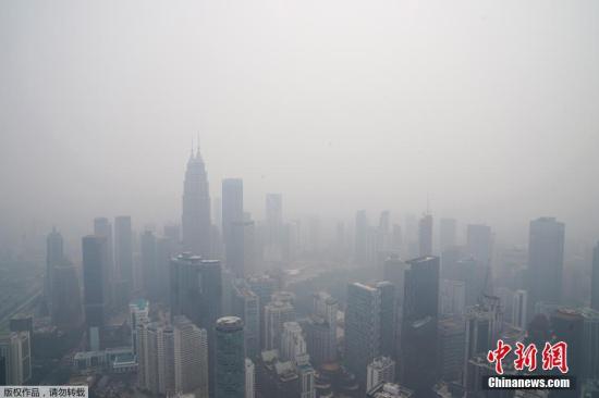 当地时间9月18日，受印度尼西亚持续森林火灾，马来西亚吉隆坡出现严重空气污染。据报道，近来印尼天气干燥，更是加剧了火势的蔓延。随着烟霾的扩散，马来西亚、新加坡等邻国也受到连累。