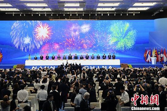 9月21日，第十六届中国—东盟博览会和中国—东盟商务与投资峰会在广西南宁开幕。图为开幕大会现场。 中新社记者 俞靖 摄