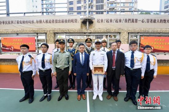 校方向仪仗队官兵致送纪念品。中新社记者 李志华 摄 校方向仪仗队官兵致送纪念品。中新社记者 李志华 摄