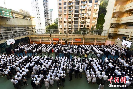 全体师生向國旗行注目礼。 中新社记者 李志华 摄 全体师生向國旗行注目礼。 中新社记者 李志华 摄