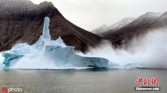 资料图：2019年9月24日报道(摄于9月8日)，日前，摄影师 Nicola Bayes 在格陵兰岛东部进行了一次摄影探险，意外撞见一座冰山崩塌的震撼瞬间。当时 Nicola 正在游船上，不远处的孤立冰山突然开始破裂，发出阵阵巨响，打破了北极地区宁静悠远的气氛，大大小小的冰团砸在水面，惊动了一船游客。 图片来源：ICphoto