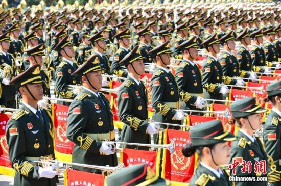 今年10月1日，庆祝中华人民共和国成立70周年大会将在北京天安门广场隆重举行，庆祝大会后将举行盛大的阅兵式和群众游行。国庆阅兵编59个方（梯）队和联合军乐团，总规模约1.5万人，各型飞机160余架、装备580台（套），是近几次阅兵中规模最大的一次。据了解，联合军乐团是整个阅兵过程中入场最早、最后离开的一个方队，要以立正姿态持续站立演奏4个小时左右。成员由来自全军10个大单位的1000余名官兵组成，其中总指挥1名，副总指挥2名，分指挥6名。<a target='_blank' href='//m.johnnytowncar.com/'>中新社</a>发 孙晓萌 摄