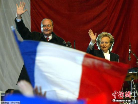 资料图：2002年5月5日，希拉克和妻子伯纳黛特在巴黎胜利广场向民众致敬。