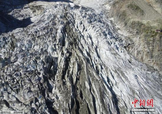 当地时间2019年9月24日，意大利西瓦莱达奥斯塔，Planpincieux冰川航拍图。意大利当局当天警告说，Planpincieux冰川可能会坍塌。作为预防措施，当局已经下令封锁费莱特谷（Val Ferret）的道路，并疏散了阿尔卑斯山脉最高峰白朗峰意大利一侧的山间小屋住民。 官员表示， 当地大约有25万立方米的冰川面临着坍塌的风险。