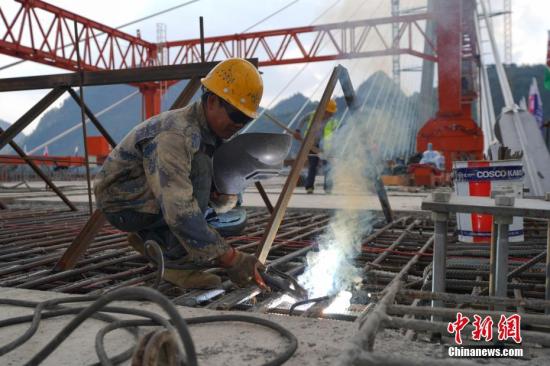 资料图：工人进行焊接作业。 记者 贺俊怡 摄