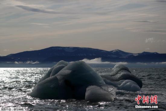 当地时间2019年8月5日，挪威斯瓦尔巴特群岛，一座漂浮的冰山。