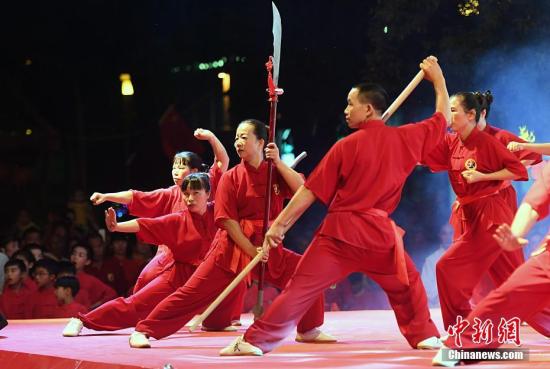 9月26日晚，“客家祖地”福建省上杭县举行客家武林大会，吸引了许多武术爱好者前来展示各自独特的拳法、剑术和套路。图为武术爱好者的五枚拳。 张斌 摄