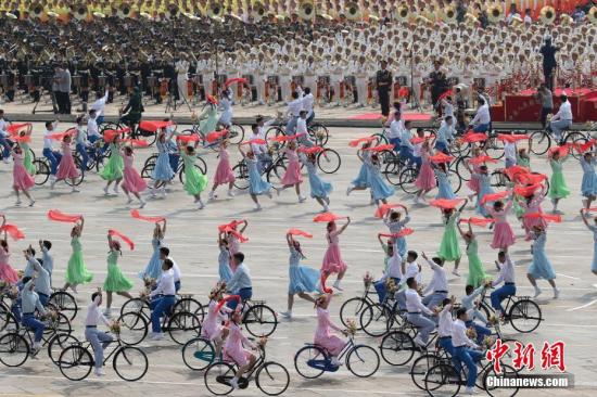 10月1日上午，庆祝中华人民共和国成立70周年大会在北京天安门广场隆重举行。图为群众游行中的“当家作主”方阵。记者 盛佳鹏 摄