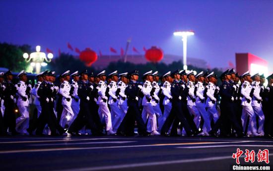 10月1日上午，庆祝中华人民共和国成立70周年大会将在北京天安门广场隆重举行。图为受阅部队在长安街上集结。记者 汤彦俊 摄