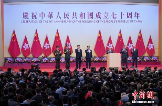 10月1日上午，香港特别行政区政府在香港会展中心举行庆祝中华人民共和国成立70周年酒会。香港特别行政区署理行政长官张建宗在国庆酒会上致辞。<a target='_blank' href='//m.johnnytowncar.com/'>中新社</a>记者 张炜 摄