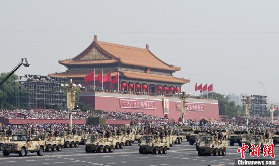 10月1日上午，庆祝中华人民共和国成立70周年大会在北京天安门广场隆重举行。图为受阅的特战装备方队。记者 毛建军 摄