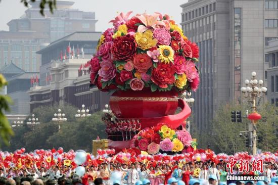 10月1日上午，庆祝中华人民共和国成立70周年大会在北京天安门广场隆重举行。图为群众游行中的祖国万岁方阵。记者 韩海丹 摄