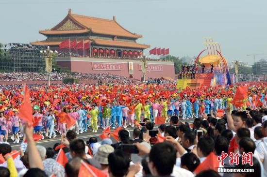 10月1日上午，庆祝中华人民共和国成立70周年大会在北京天安门广场隆重举行。图为“跨越世纪”方阵。记者 毛建军 摄