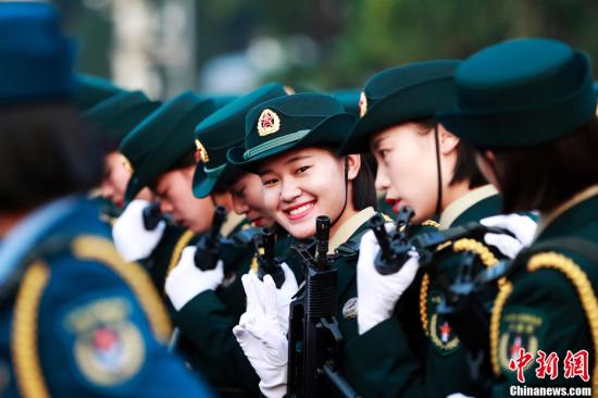 10月1日上午，庆祝中华人民共和国成立70周年大会将在北京天安门广场隆重举行。图为整装待发的受阅女兵。<a target='_blank' href='http://www.chinanews.com/'>中新社</a>记者 汤彦俊 摄