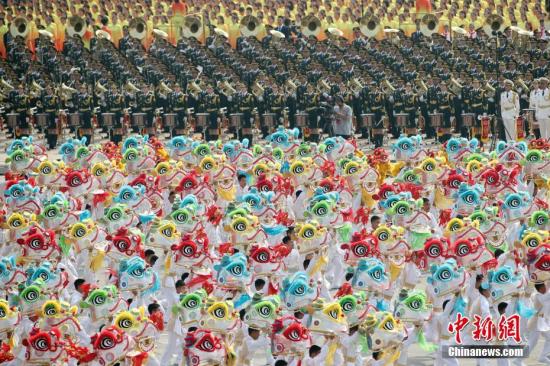 10月1日上午，庆祝中华人民共和国成立70周年大会在北京天安门广场隆重举行。图为群众游行。记者 盛佳鹏 摄
