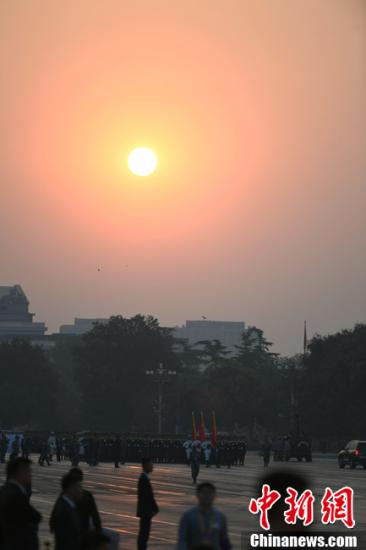 10月1日上午，庆祝中华人民共和国成立70周年大会将在北京天安门广场隆重举行。图为受阅部队陆续就位。<a target='_blank' href='http://www.chinanews.com/'>中新社</a>记者 王东明 摄