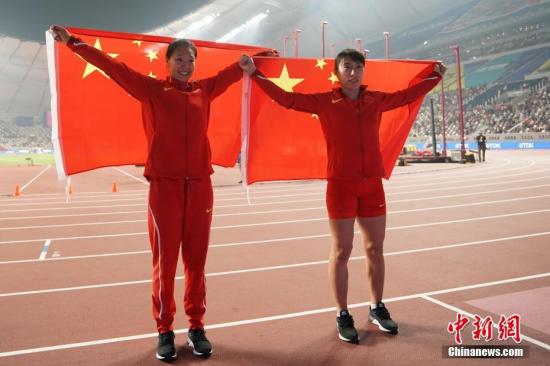 当地时间10月1日晚,在卡塔尔多哈举行的2019国际田联世界田径锦标赛女子标枪决赛中,中国选手刘诗颖与吕会会分别以65米88和65米49的成绩获得亚军和季军。图为刘诗颖(左)、吕会会在比赛后庆祝。中新社记者 泱波 摄 当地时间10月1日晚,在卡塔尔多哈举行的2019国际田联世界田径锦标赛女子标枪决赛中,中国选手刘诗颖与吕会会分别以65米88和65米49的成绩获得亚军和季军。图为刘诗颖(左)、吕会会在比赛后庆祝。中新社记者 泱波 摄