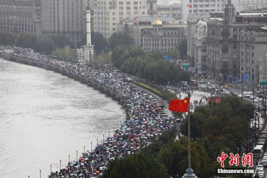 10月2日，游客在上海外滩滨江步道上欣赏浦江两岸美景。 殷立勤 摄
