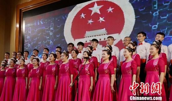 当地时间9月30日，中国驻俄罗斯使馆举行国庆70周年暨中俄建交70周年招待会。期间在俄华侨华人共同演唱了《我和我的祖国》与《歌唱祖国》两首歌曲。记者 王修君 摄