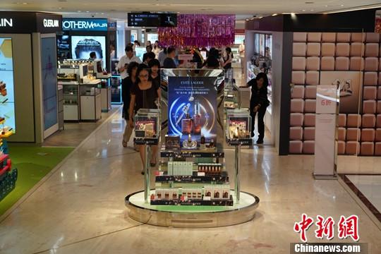 Few customers do shopping in a retail store at Tsim Sha Tsui situated in Yau Tsim Mong District of Hong Kong. (File photo/China News Services)