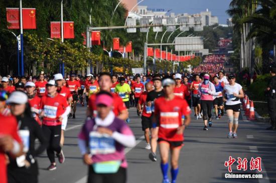 资料图：民众跑步健身。中新社记者 刘冉阳 摄