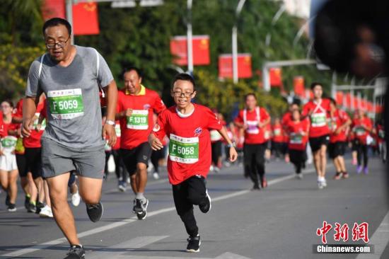 10月3日，“一带—路·七彩云南·活力蒙自”2019蒙自国际马拉松在云南省蒙自市鸣枪开跑，众多跑友用奔跑的方式欢度国庆假期。<a target='_blank' href='http://www.chinanews.com/'>中新社</a>记者 刘冉阳 摄