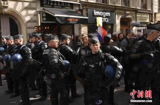 当地时间10月2日，法国警察不堪工作压力，在巴黎展开“愤怒游行”，旨在引起社会各界重视。防暴警察也来到现场戒备，防止正在抗议游行的警察与“黄马甲”示威者发生冲突。<a target='_blank' href='http://www.chinanews.com/'>中新社</a>记者 李洋 摄