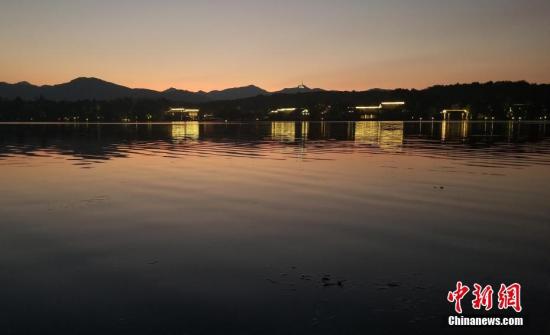 10月2日，浙江杭州西湖夜景流光溢彩，令人流连忘返。/p中新社记者 王刚 摄