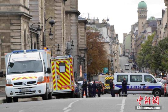 事发后，巴黎警察总部外戒备森严，众多警察参与戒备。<a target='_blank' href='http://www.chinanews.com/'>中新社</a>记者 李洋 摄