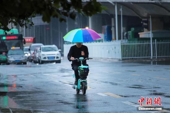 资料图：降雨天气，市民冒雨出行。 <a target='_blank' href='http://www.chinanews.com/'>中新社</a>记者 王中举 摄