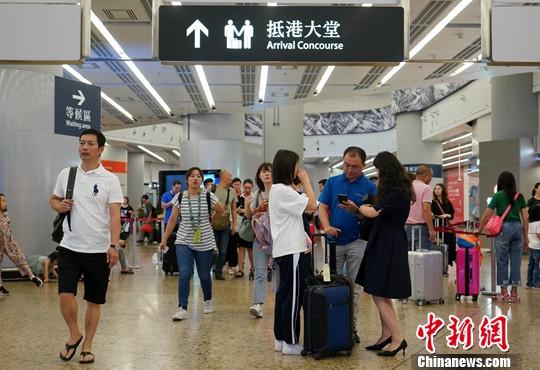 10月8日，香港入境处公布国庆长假期间(10月1日-7日)香港出入境数据，数据显示，今年国庆长假期间入境香港的内地旅客累计约为67万人次，比去年同期的152万人次暴跌56%。图为10月2日下午内地旅客搭乘高铁抵达香港西九龙站。<a target='_blank' href='http://www.chinanews.com/'>中新社</a>记者 张炜 摄