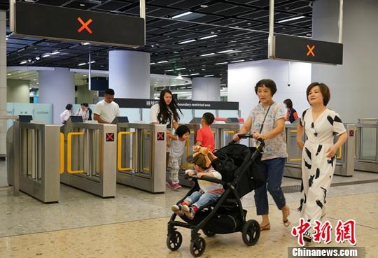 10月8日，香港入境处公布国庆长假期间(10月1日-7日)香港出入境数据，数据显示，今年国庆长假期间入境香港的内地旅客累计约为67万人次，比去年同期的152万人次暴跌56%。图为10月7日下午高铁香港西九龙站抵港客流稀少。<a target='_blank' href='http://www.chinanews.com/'>中新社</a>记者 张炜 摄