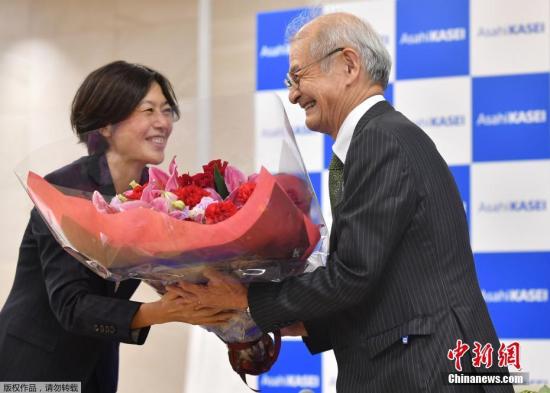 2019年诺贝尔化学奖得主吉野彰出席发布会，笑容满面。