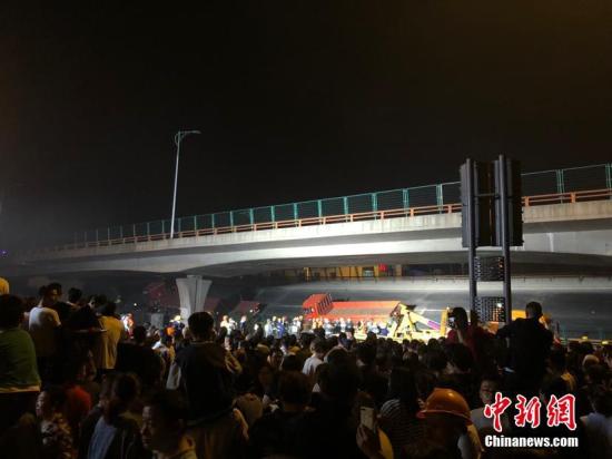 10月10日晚，江苏无锡，312国道上海方向锡港路上跨桥路段出现桥面垮塌，现场有多辆轿车被压，具体伤亡情况不详。救援车辆已抵达现场。周边道路已被封闭，当地交警正在进行分流疏导。目前救援工作正在进行中，具体伤亡情况也在统计当中。孙权 摄