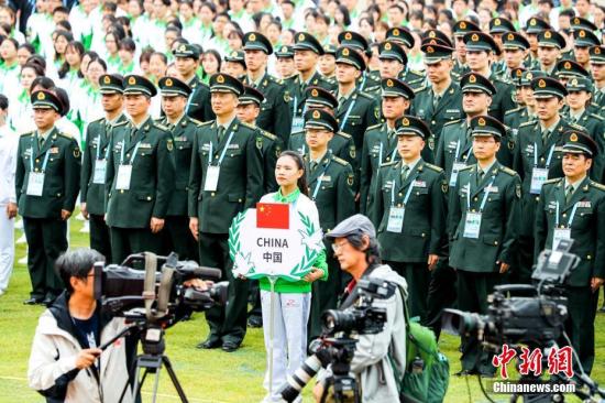 10月11日，第七届世界军人运动会运动员村正式开村，中国代表团成为首批入住团队。图为运动员村开村仪式。中新社记者 张畅 摄