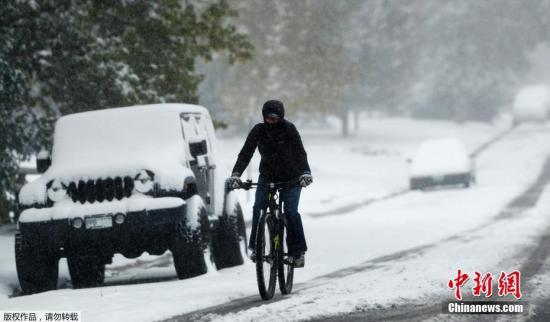 目前，美国国家气象局对内布拉斯加州、科罗拉多州、得克萨斯州等10个州发出暴风雪预警。