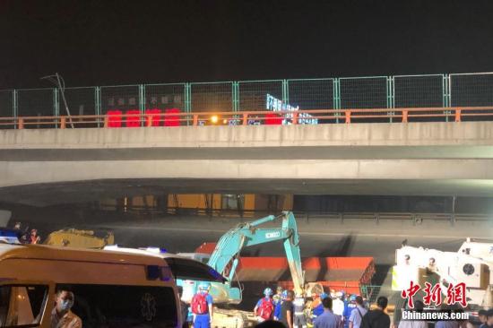 10月10日晚6时许，江苏无锡市一高架桥发生侧翻。<a target='_blank' href='http://www.chinanews.com/'>中新社</a>记者 孙权 摄