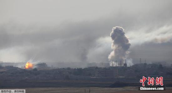 当地时间10月12日，从土耳其边境可以看到，叙利亚城镇拉斯埃恩发生爆炸，升起滚滚浓烟。据媒体报道，土耳其军队9日在叙利亚北部对库尔德武装发起军事行动以来，已造成多名平民死伤、约10万平民逃离家园。