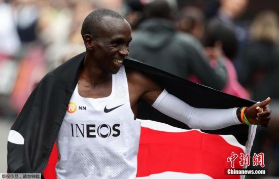 1小时59分40秒！在挑战人类耐力极限的过程中，肯尼亚选手基普乔格再次留下了浓墨重彩的一笔！当地时间10月12日，维也纳的普拉特公园里，在接近2万名观众和工作人员呐喊中，身背奥运会冠军和世界纪录保持者两项头衔的基普乔格完成了人类历史极限的突破。尽管基普乔格在这项“挑战159”中的最终成绩不会得到国际田联的官方认可，但他已经证明了“极限”是可以被打破的，就像他所说的，“我不知道极限在哪里，但是我会一直向着它跑下去。”