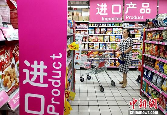  图为福州市民在超市挑选进口商品。(资料图) 中新社记者 吕明 摄