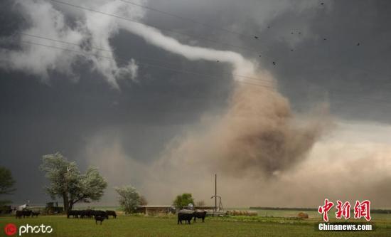 资料图：巨大的龙卷风自高空卷席而下，直捣地面。 图片来源：ICphoto