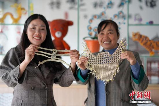 10月17日，朱荷莲（左）与潘菊仙展示她们带动当地妇女脱贫增收的编织成品。在贵州省玉屏侗族自治县田坪镇易地扶贫搬迁安置点，潘菊仙与朱荷莲2016年成立一家编织公司，2018年公司产值300多万元，通过培训安置点搬迁妇女掌握编织技术，帮助200多名妇女脱贫增收。<a target='_blank' href='http://www.chinanews.com/'>中新社</a>记者 贺俊怡 摄