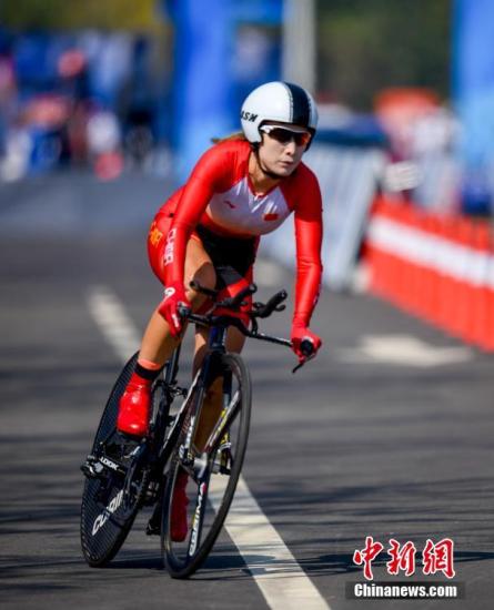 10月19日，第七届世界军运会女子公路自行车个人计时赛上，法国选手Eraud Severine夺得冠军，中国选手梁洪玉获得铜牌。图为中国选手梁洪玉在比赛中。 <a target='_blank' href='http://www.chinanews.com/'>中新社</a>记者 张畅 摄